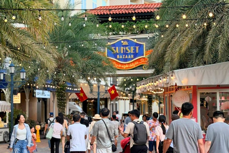 Khách du lịch đông đúc tại Phú Quốc
